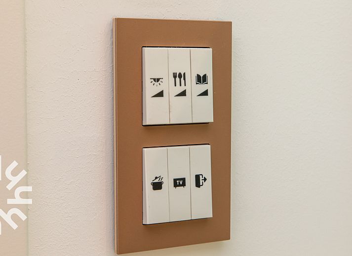 Geraeumige Terrasse des Ferienhauses ZE1545 in Wolphaartsdijk, Zuid-Beveland, umgeben von der gruenen und ruhigen Landschaft Zeelands.