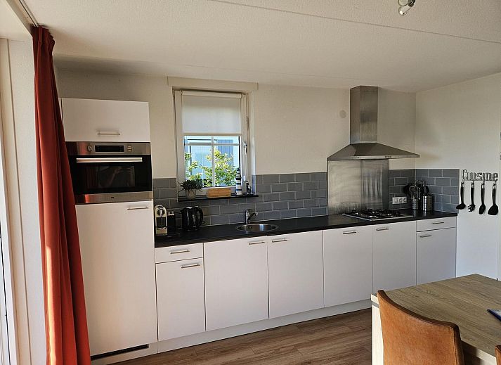 Ruime veranda bij VZ1072 Vrijstaand vakantiehuis in Wolphaartsdijk, perfect voor ontspanning