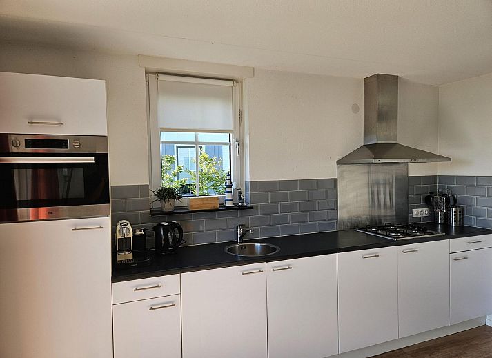 Ruime veranda bij VZ1072 Vrijstaand vakantiehuis in Wolphaartsdijk, perfect voor ontspanning