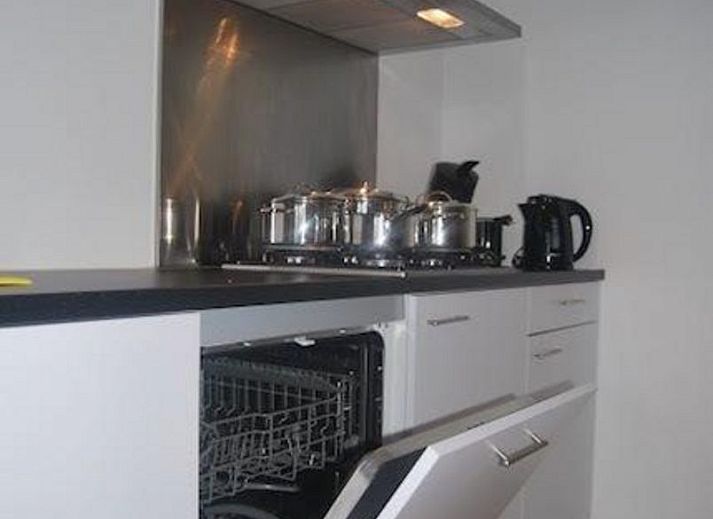 Ruime veranda bij VZ1072 Vrijstaand vakantiehuis in Wolphaartsdijk, perfect voor ontspanning