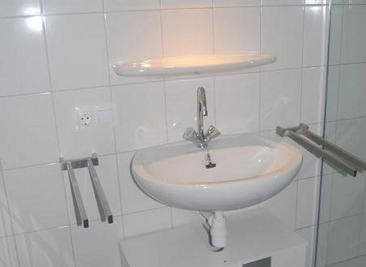 Ruime veranda bij VZ1072 Vrijstaand vakantiehuis in Wolphaartsdijk, perfect voor ontspanning