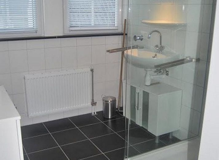 Luxe buitenruimte van VZ1072 vakantiehuis in Wolphaartsdijk met uitzicht op de natuur