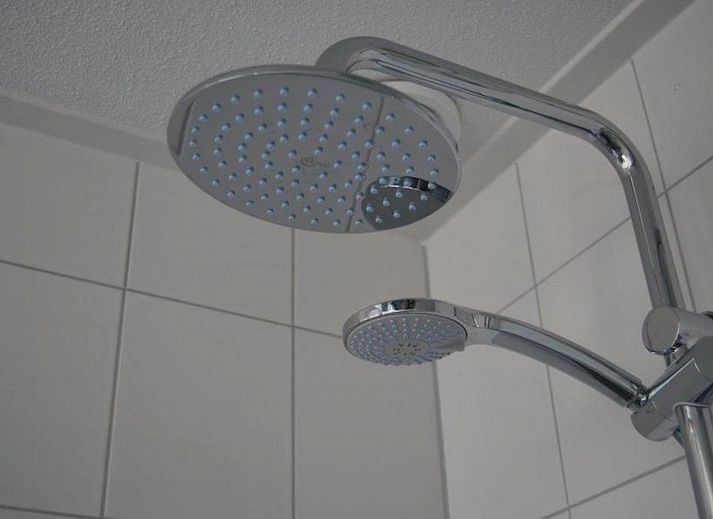 Luxe buitenruimte van VZ1072 vakantiehuis in Wolphaartsdijk met uitzicht op de natuur