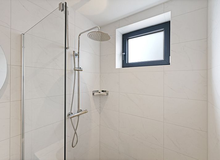 Modernes Badezimmer im Ferienhaus ZE1420, Nieuwdorp, Zuid-Beveland, ausgestattet mit luxurioesen Annehmlichkeiten in Zeeland.