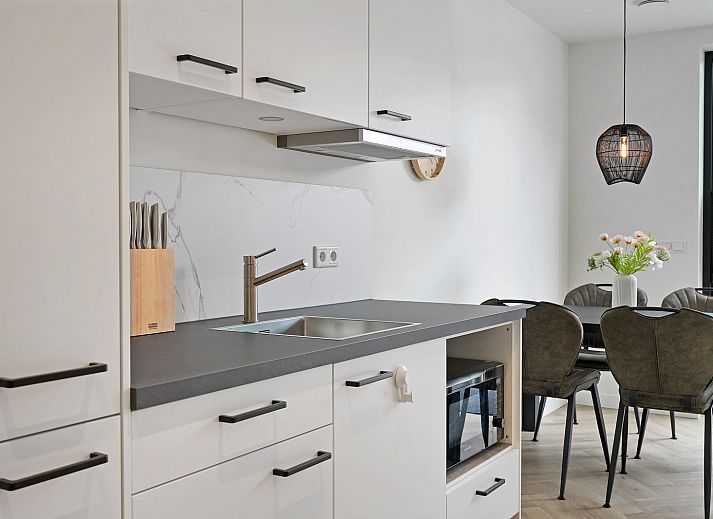 Modernes Badezimmer im Ferienhaus ZE1420, Nieuwdorp, Zuid-Beveland, ausgestattet mit luxurioesen Annehmlichkeiten in Zeeland.