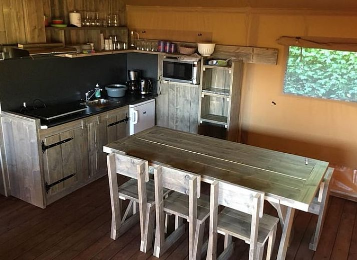 Luxe safaritenten bij Vakantiehuis in Kwadendamme, omringd door groen in Zuid-Beveland, Zeeland.