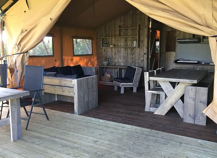 Luxe safaritenten bij Vakantiehuis in Kwadendamme, omringd door groen in Zuid-Beveland, Zeeland.