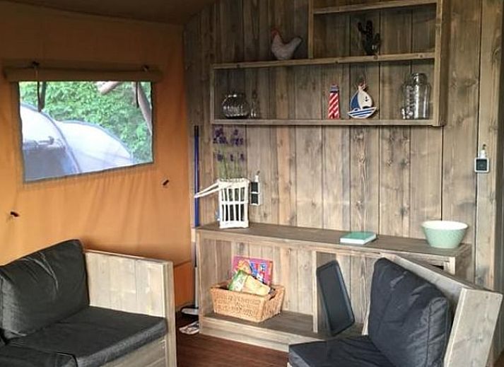 Luxe safaritenten bij Vakantiehuis in Kwadendamme, omringd door groen in Zuid-Beveland, Zeeland.