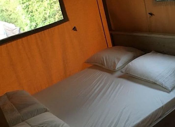 Rustieke keuken in Vakantiehuis in Kwadendamme, ideaal voor een ontspannen verblijf in Zuid-Beveland, Zeeland.