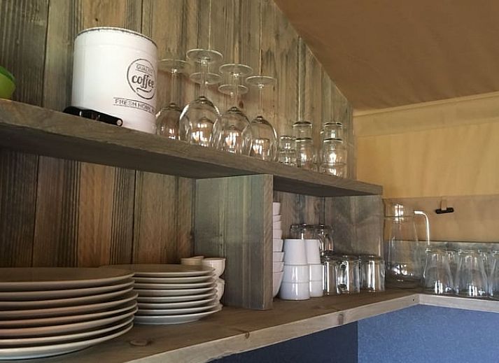 Rustieke keuken in Vakantiehuis in Kwadendamme, ideaal voor een ontspannen verblijf in Zuid-Beveland, Zeeland.