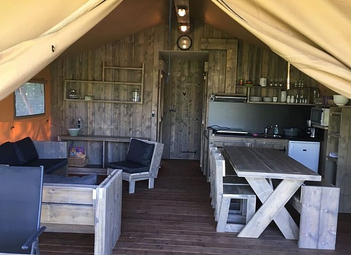 Rustieke keuken in Vakantiehuis in Kwadendamme, ideaal voor een ontspannen verblijf in Zuid-Beveland, Zeeland.