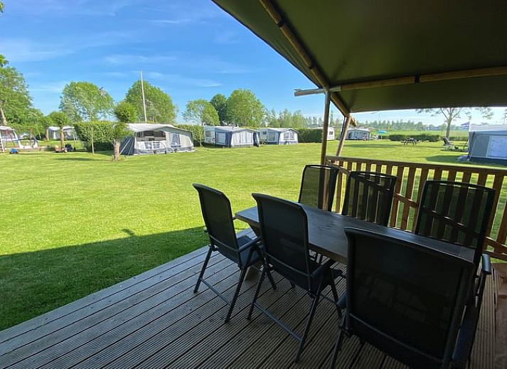 Rustieke keuken in Vakantiehuis in Kwadendamme, ideaal voor een ontspannen verblijf in Zuid-Beveland, Zeeland.