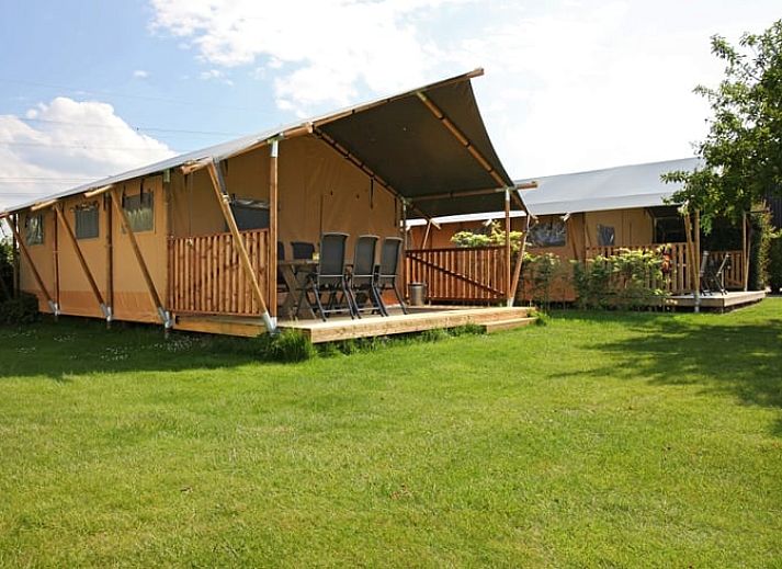 Rustieke keuken in Vakantiehuis in Kwadendamme, ideaal voor een ontspannen verblijf in Zuid-Beveland, Zeeland.