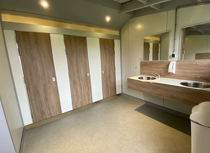 Gezellige binnenruimte van Vakantiehuis in Kwadendamme, perfect voor familiebijeenkomsten in Zuid-Beveland, Zeeland.