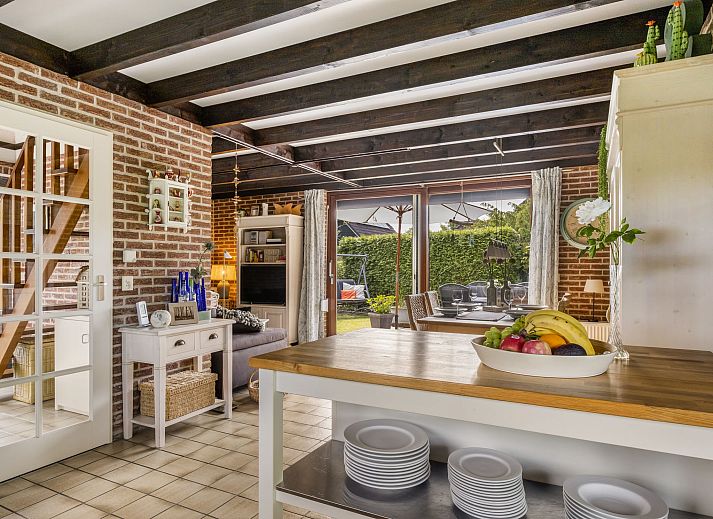 Geniessen Sie den sonnigen Garten des Ferienhauses Haus Anni in Hansweert, Zuid-Beveland, mit gemuetlicher Sitzecke und Sonnenschirm.