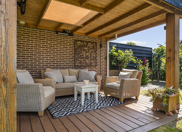 Helles Wohnzimmer des Ferienhauses Haus Anni in Hansweert, Zuid-Beveland, mit offener Kueche und Gartenblick.