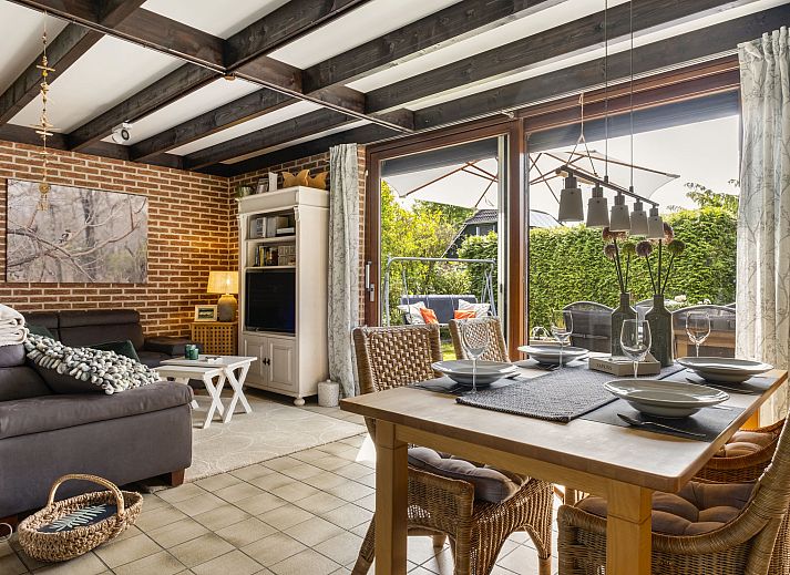 Helles Wohnzimmer des Ferienhauses Haus Anni in Hansweert, Zuid-Beveland, mit offener Kueche und Gartenblick.