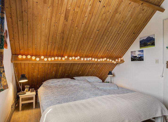 Helles Wohnzimmer des Ferienhauses Haus Anni in Hansweert, Zuid-Beveland, mit offener Kueche und Gartenblick.