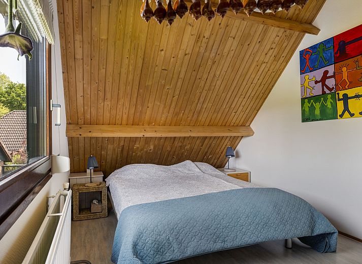 Geraeumige Terrasse mit Sitzgelegenheit im Ferienhaus Haus Anni in Hansweert, Zuid-Beveland, umgeben von viel Gruen.