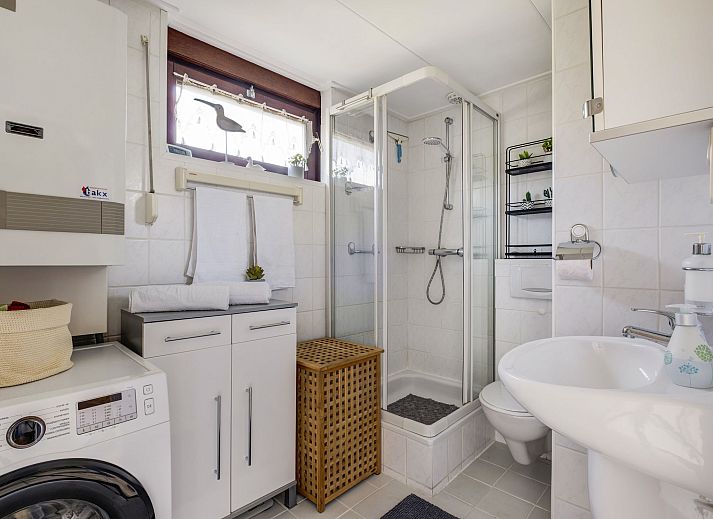 Geraeumige Terrasse mit Sitzgelegenheit im Ferienhaus Haus Anni in Hansweert, Zuid-Beveland, umgeben von viel Gruen.