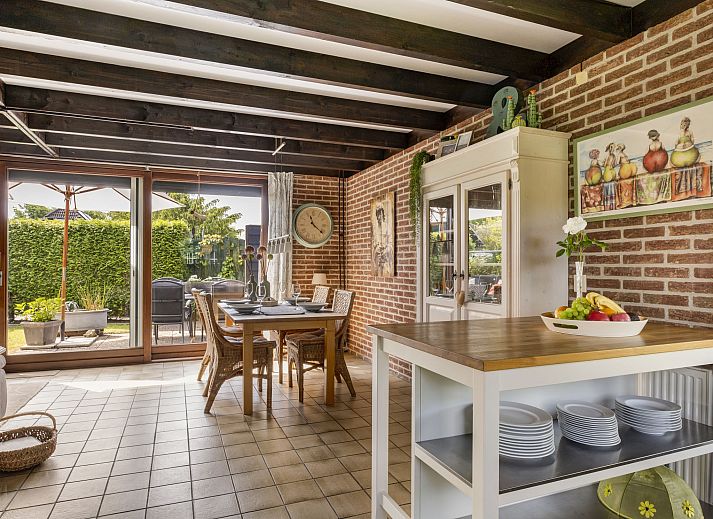 Geraeumige Terrasse mit Sitzgelegenheit im Ferienhaus Haus Anni in Hansweert, Zuid-Beveland, umgeben von viel Gruen.