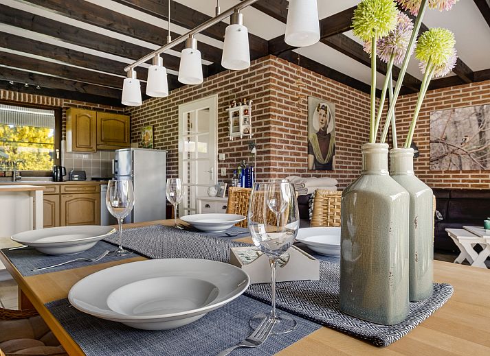 Geraeumige Terrasse mit Sitzgelegenheit im Ferienhaus Haus Anni in Hansweert, Zuid-Beveland, umgeben von viel Gruen.