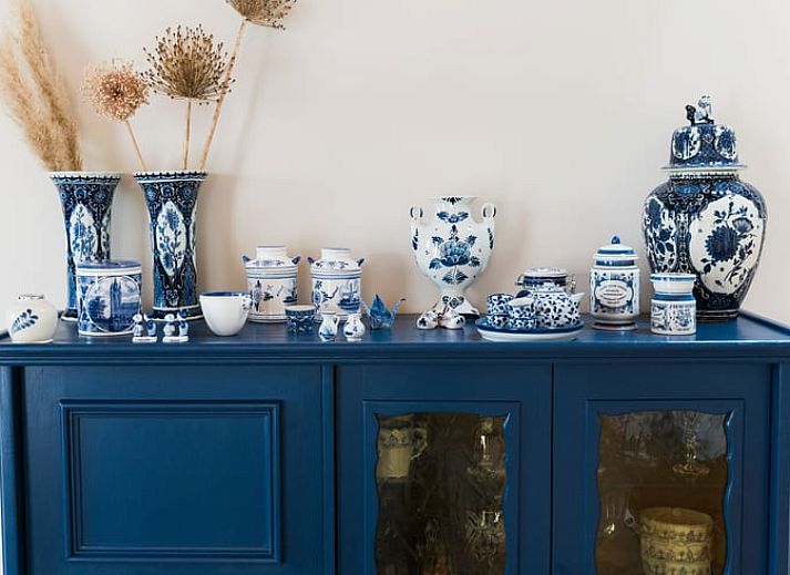 Charmante hoek van de eetkamer in Vakantiehuis in Lewedorp, Zuid-Beveland met Delfts blauw servies.