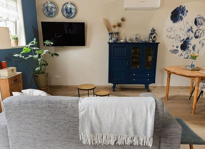 Charmante hoek van de eetkamer in Vakantiehuis in Lewedorp, Zuid-Beveland met Delfts blauw servies.