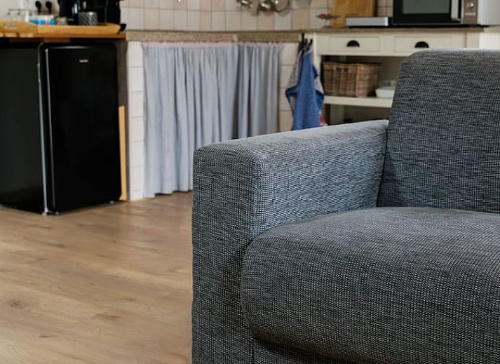 Charmante hoek van de eetkamer in Vakantiehuis in Lewedorp, Zuid-Beveland met Delfts blauw servies.