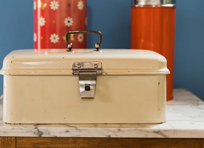 Buitenkant van Vakantiehuis in Lewedorp, Zuid-Beveland omgeven door groen en blauwe lucht.