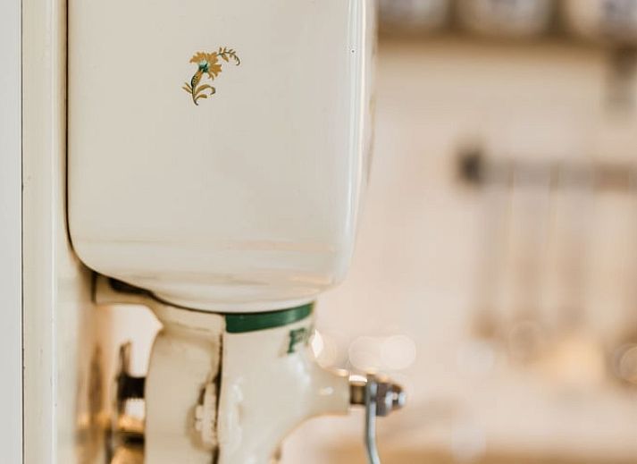 Buitenkant van Vakantiehuis in Lewedorp, Zuid-Beveland omgeven door groen en blauwe lucht.