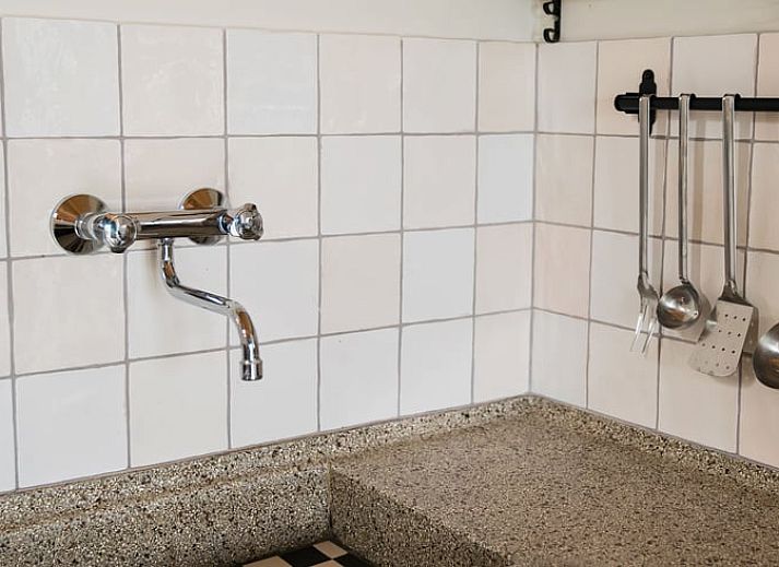 Zijaanzicht van Vakantiehuis in Lewedorp, Zuid-Beveland met karakteristieke bakstenen gevel.