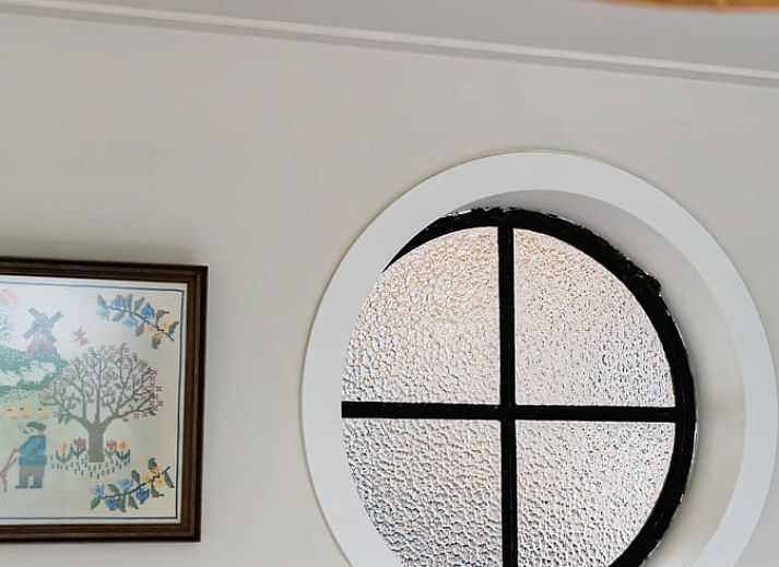 Eettafel met bloemenvaas in Vakantiehuis in Lewedorp, Zuid-Beveland, ideaal voor gezellige maaltijden.