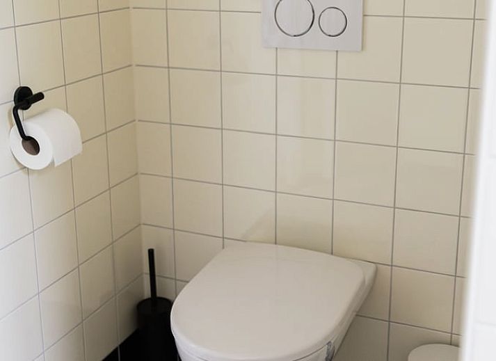 Stijlvolle eetkamer in Vakantiehuis in Lewedorp, Zuid-Beveland met ronde tafel en moderne stoelen.