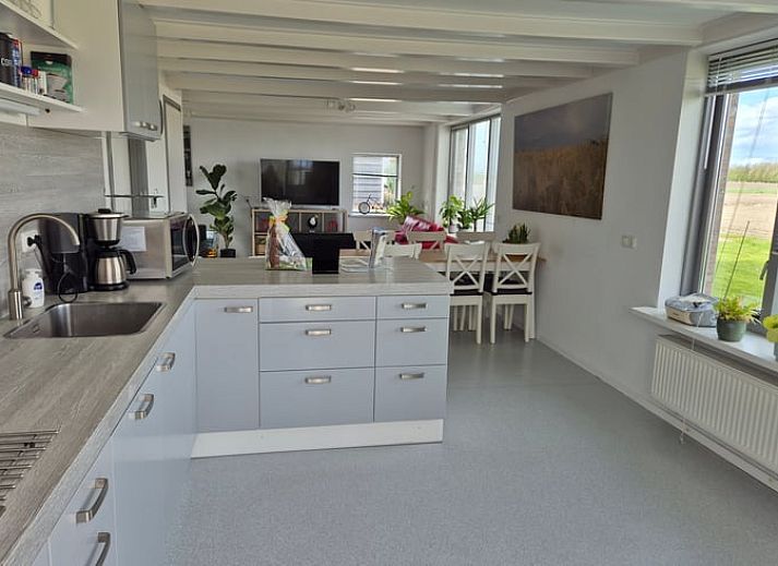 Fully equipped kitchen of Cottage in Lewedorp, ideal for a vacation in South Beveland, Zeeland.