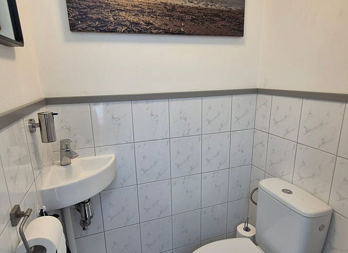 Fully equipped kitchen of Cottage in Lewedorp, ideal for a vacation in South Beveland, Zeeland.