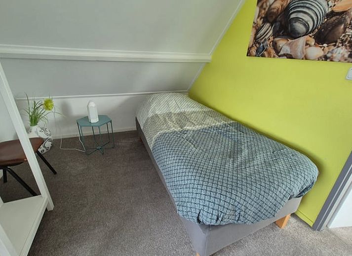 Outdoor dining on the terrace of Cottage in Lewedorp, surrounded by greenery in South Beveland, Zeeland.