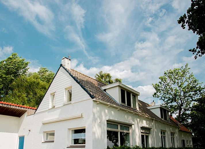 Charmant Vakantiehuisje in Lewedorp, Zuid-Beveland, Zeeland met zonnige gevel en omringd door groene natuur.