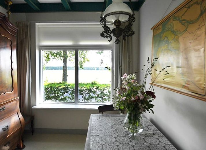 Charmant Vakantiehuisje in Lewedorp, Zuid-Beveland, Zeeland met zonnige gevel en omringd door groene natuur.