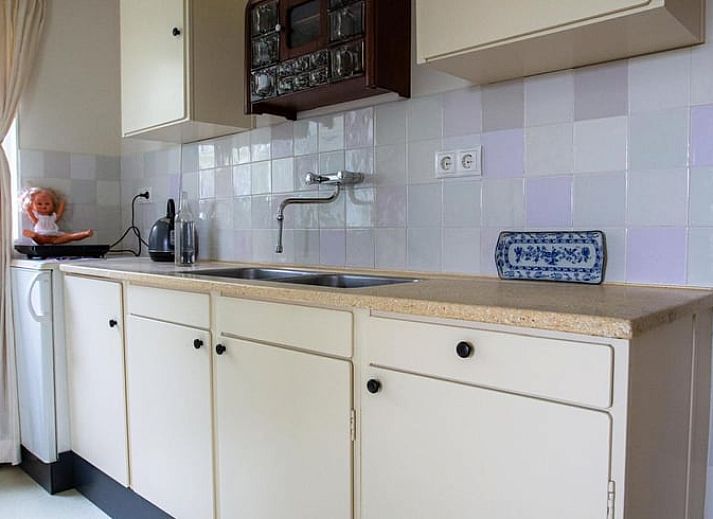 Vakantiehuisje in Lewedorp, Zuid-Beveland biedt een charmante houten gevel met omliggende natuur voor een rustgevend verblijf in Zeeland.