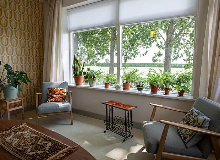 Vakantiehuisje in Lewedorp, Zuid-Beveland biedt een charmante houten gevel met omliggende natuur voor een rustgevend verblijf in Zeeland.