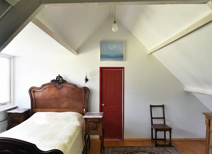 Vakantiehuisje in Lewedorp, Zuid-Beveland biedt een charmante houten gevel met omliggende natuur voor een rustgevend verblijf in Zeeland.