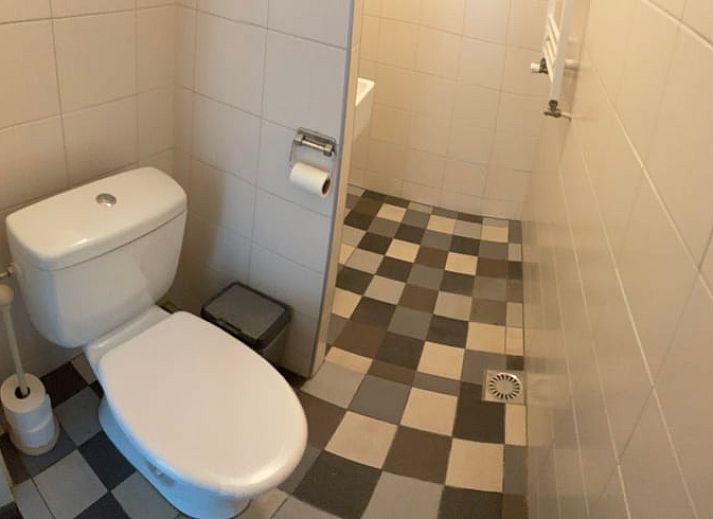 Uitzicht op groene velden rondom Vakantiehuisje in Lewedorp, Zuid-Beveland, Zeeland, met bomen en weidse natuur in de omgeving.