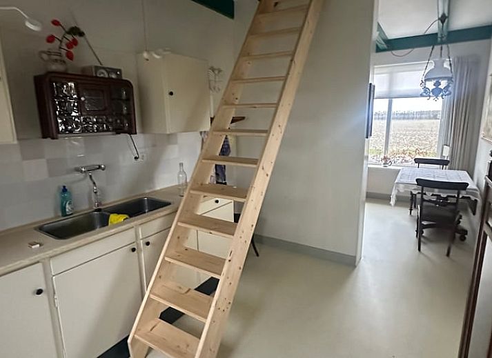 Gezellige woonkamer van Vakantiehuisje in Lewedorp, Zuid-Beveland, met uitzicht op de natuur en comfortabele zitruimte.