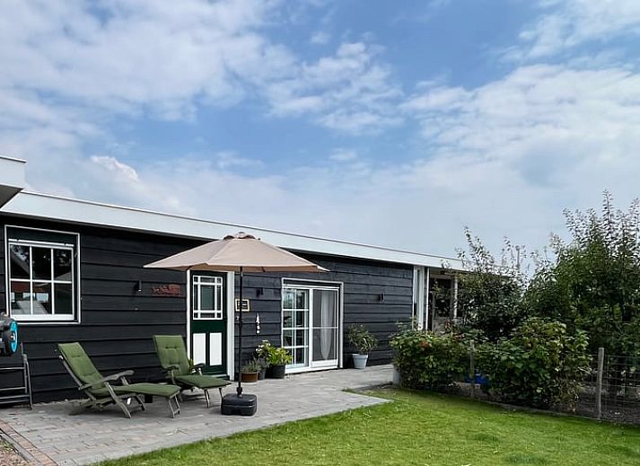 Vakantiehuis in Lewedorp met zonnig terras en ligstoelen, perfect voor ontspanning in Zuid-Beveland, Zeeland.