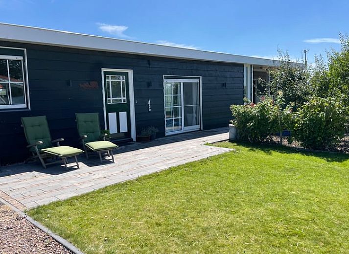 Vakantiehuis in Lewedorp met zonnig terras en ligstoelen, perfect voor ontspanning in Zuid-Beveland, Zeeland.