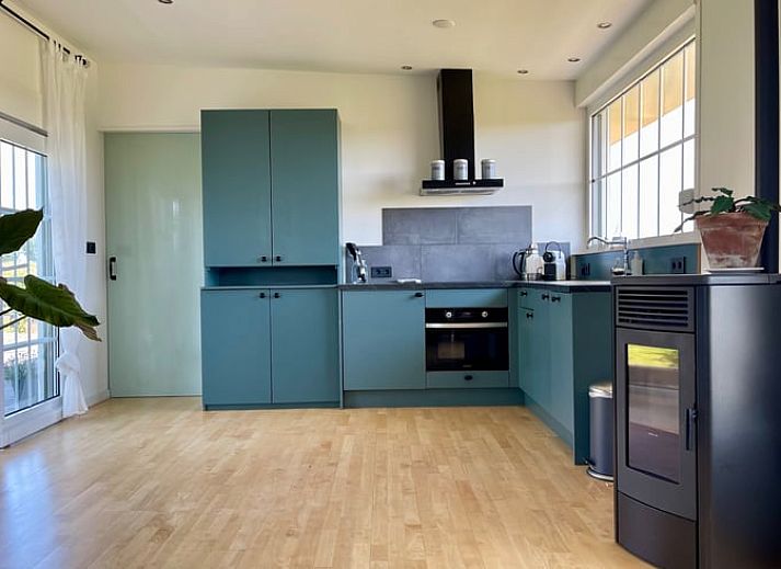 Vakantiehuis in Lewedorp met zonnig terras en ligstoelen, perfect voor ontspanning in Zuid-Beveland, Zeeland.