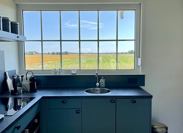 Vakantiehuis in Lewedorp met zonnig terras en ligstoelen, perfect voor ontspanning in Zuid-Beveland, Zeeland.