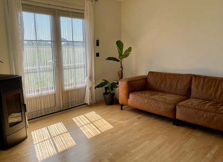 Vakantiehuis in Lewedorp met zonnig terras en ligstoelen, perfect voor ontspanning in Zuid-Beveland, Zeeland.