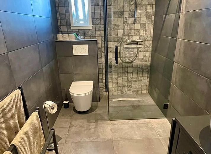 Ruime tuin bij Vakantiehuis in Lewedorp, ideaal voor buitenactiviteiten in Zuid-Beveland, Zeeland.